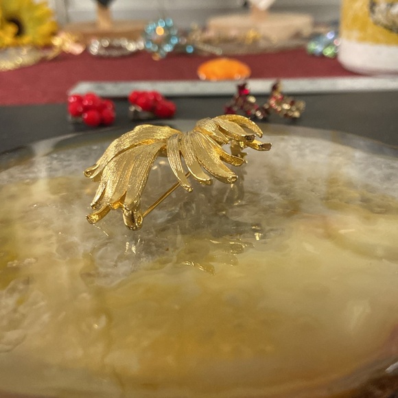 Vintage Lisner golden brooch Guc 2" x 2.25" - Picture 4 of 10